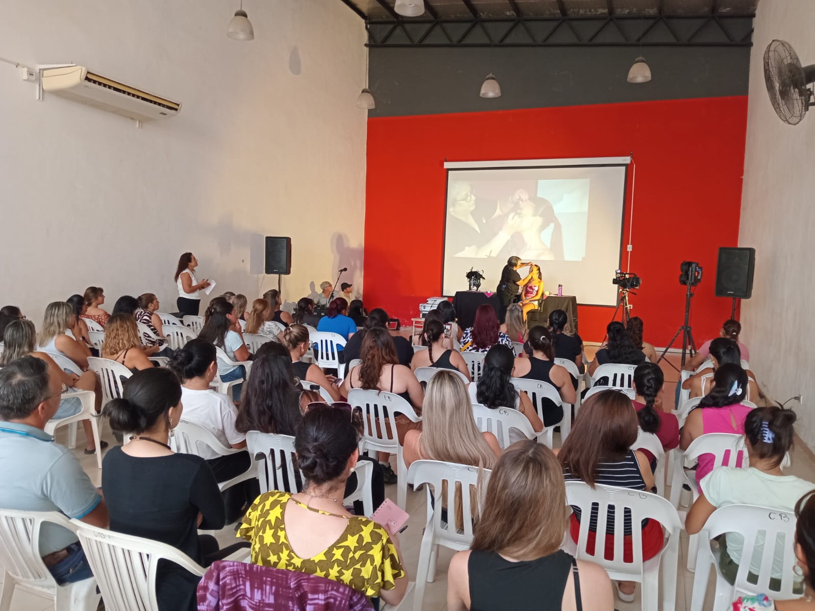 EL SALÓN DE LA CASA DEL BICENTENARIO SE PINTÓ DE CARNAVAL