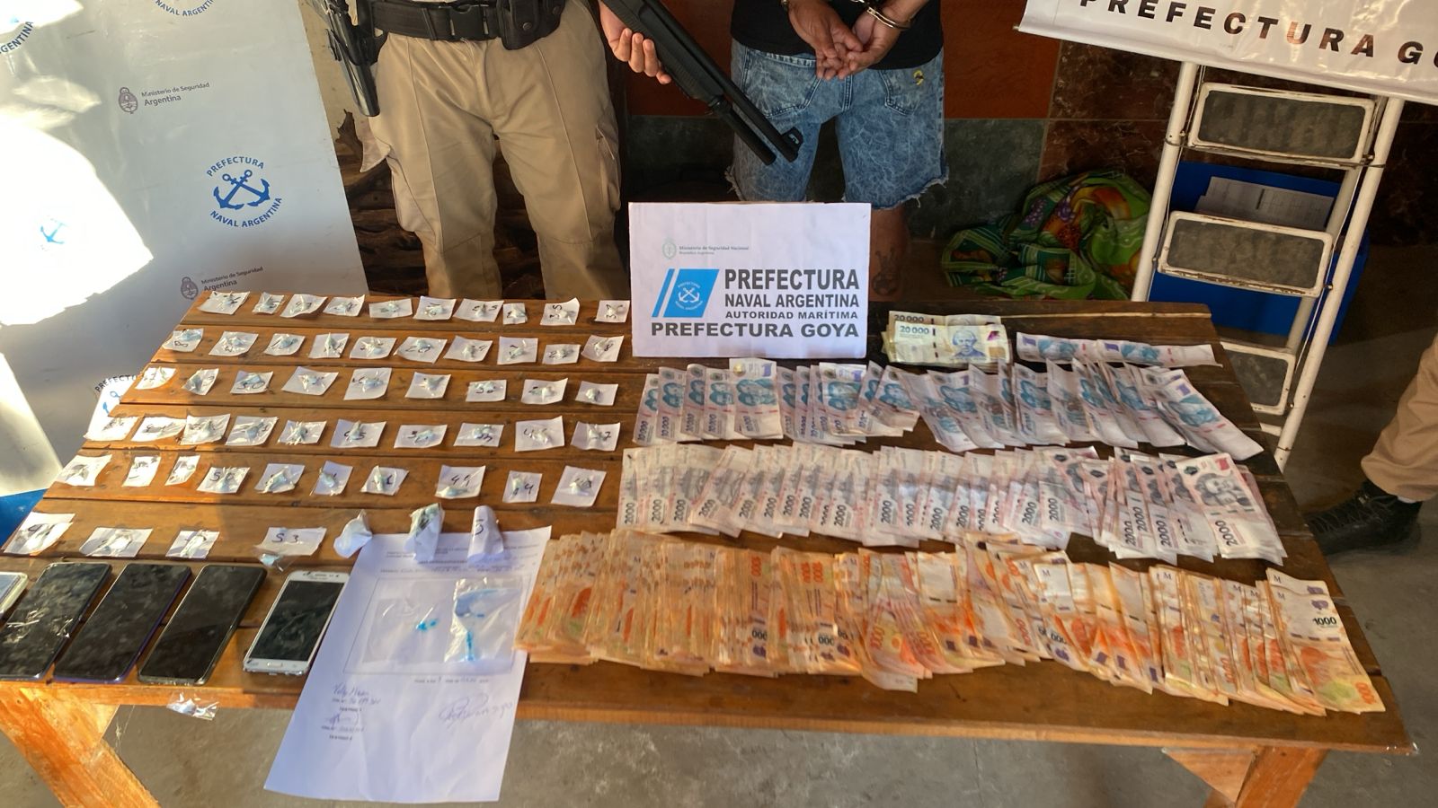 PREFECTURA GOYA REALIZÓ DOS ALLANAMIENTOS  Y DETUVO A DOS PERSONAS POR TRÁFICO DE DROGAS