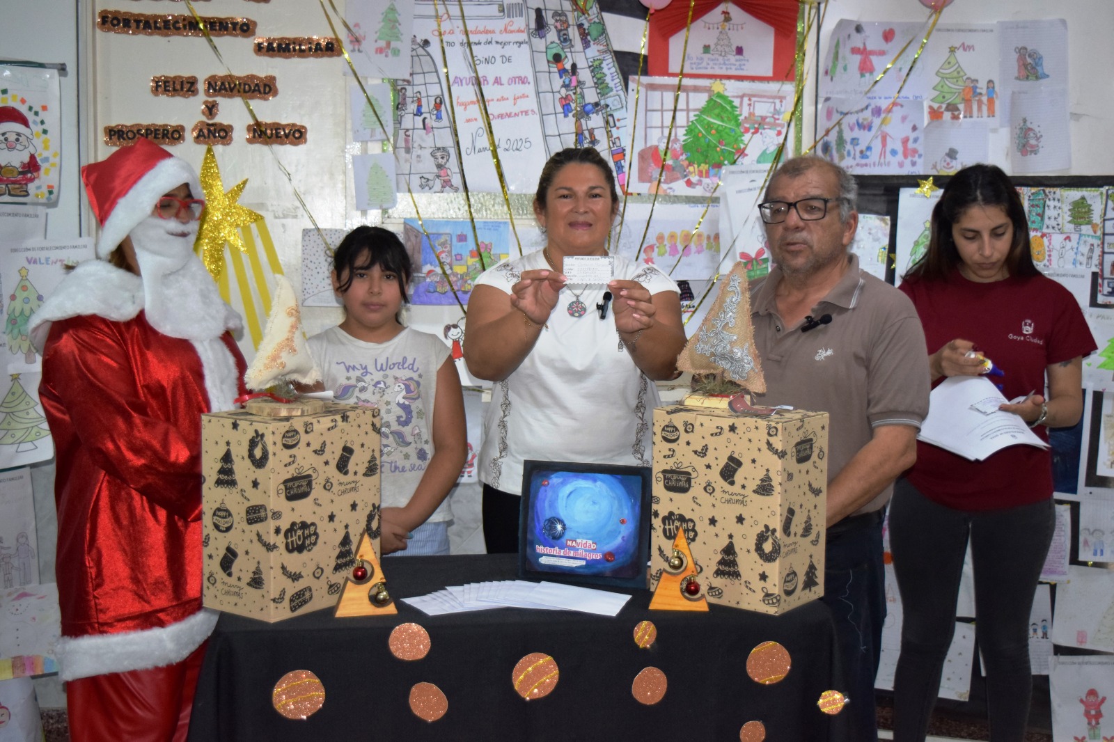 MÁS DE 100 PARTICIPANTES PINTARON SOBRE LA NAVIDAD