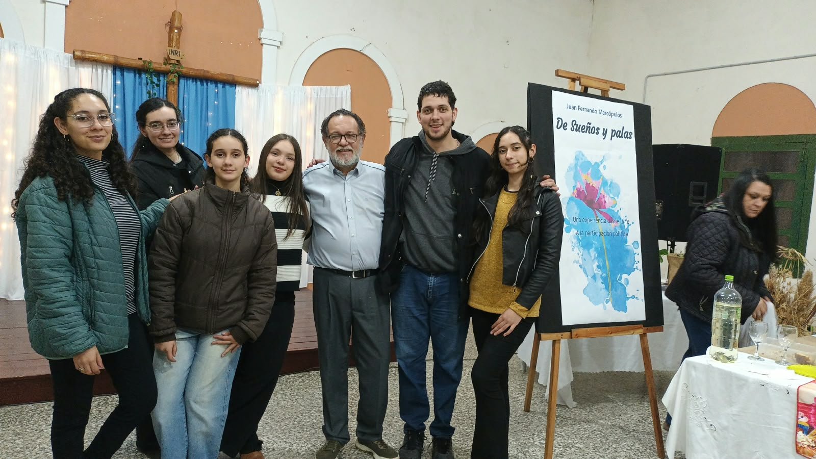 Presentación Libro de Juan Fernando Marcopulos El autor en el centro junto a sobrinos y familiares