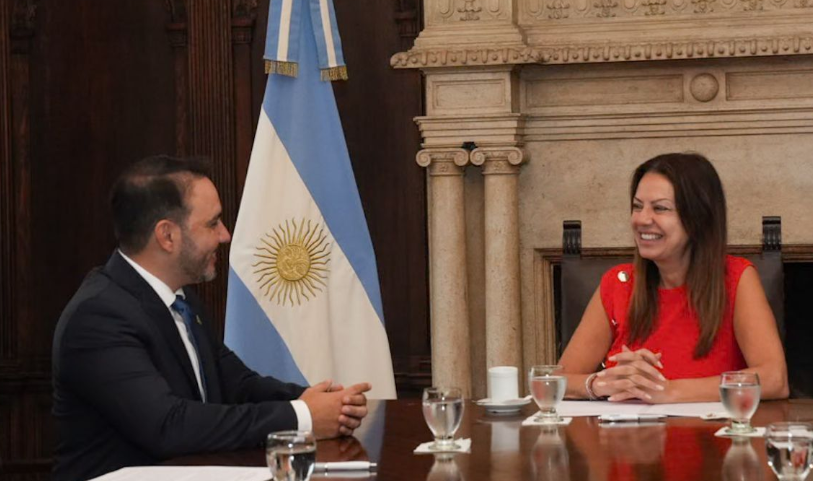 EL GOBERNADOR JUAN PABLO VALDÉS FIRMÓ EL PAGO DE LA DEUDA DE ANSES CON CORRIENTES POR $40.000 MILLONES