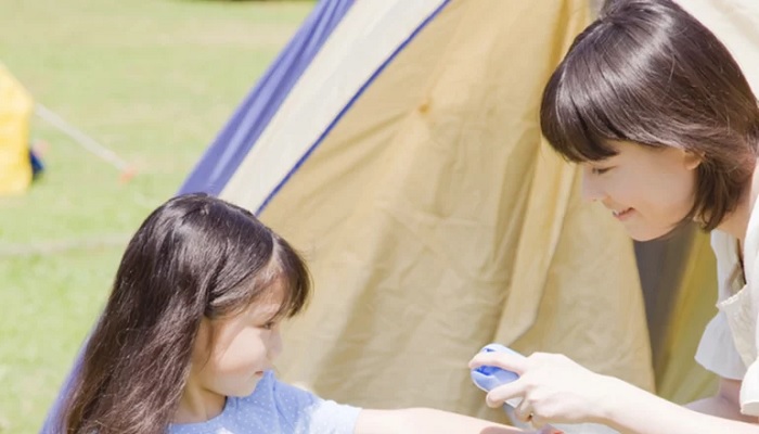 Recomendaciones de la SAP para el uso de repelentes Los repelentes de insectos son sustancias que, por su olor o naturaleza, ofrecen protección contra las picaduras de insectos. Se aplican sobre las diversas zonas expuestas del cuerpo mediante diferentes sistemas: lociones, cremas, vaporizadores, roll-on, stickgel, y toallitas impregnadas. Generalmente aseguran una protección de 4 a 8 horas después de su utilización. No matan al insecto, pero lo mantienen alejado de la zona donde se ha aplicado el repelente.  En el mercado farmacéutico se encuentran distintos tipos de repelentes de insectos. Uno de los más ampliamente utilizados es el DEET (N N-diethyl-m- toluamida). La concentración de Deet puede variar de un producto a otro y en las diferentes formas de presentación. La duración de la protección depende de la concentración. Un producto con Deet al 10% protege durante 2/3 horas aproximadamente, en cambio al 25% la protección es de 6 horas en promedio.  La Academia Americana de Pediatría recomienda que los repelentes que se usan en niños no deben contener más de un 30% de Deet. No se recomiendan los repelentes de insectos para los niños menores de 2 meses de edad. Debido a enfermedades transmitidas por mosquitos, se han modificado las sugerencias clásicas sobre el uso de repelentes, extremándose el cuidado de los niños a partir de los 2 meses de edad, con repelentes que contienen Deet (N, N-dietil-m-toluamida).  Se considera que Deet ofrece la mejor protección contra picaduras de mosquitos (protección predecible y prolongada), recomendándose en niños una concentración menor al 30%, aunque desaconsejando su uso en niños menores de 2 meses de edad. La Citronella es menos efectiva que la Deet, y en el contexto epidemiológico actual, se desaconseja su uso.   Para la aplicación de los repelentes, deben recordarse los hábitos de actividad de picadura del Aedes aegypti: es mayor en la mañana, varias horas después que amanece y en la tarde, horas antes de oscurecer. Sin embargo, a veces se alimenta durante el día en áreas bajo techo o en áreas cercanas protegidas de la luz solar directa. En ocasiones, se alimenta en los interiores durante la noche si hay luces encendidas.  Es importante tener en cuenta las siguientes recomendaciones para evitar la aparición de efectos adversos causados por el uso de repelentes:  • Revisar la etiqueta del producto para encontrar información sobre cuánta cantidad de Deet contiene el repelente. Utilizar productos cuyas concentraciones no superen el 30%.  • Seguir siempre las instrucciones que están en la etiqueta del producto.  • No aplicar el repelente debajo de la ropa.  • No aplicar el repelente en cortaduras, heridas o piel irritada.  • No rociar productos con Deet en áreas cerradas.  • No rociar productos con Deet directamente a la cara. Rociar las manos y después frotarlas cuidadosamente sobre la cara, evitando los ojos y la boca.