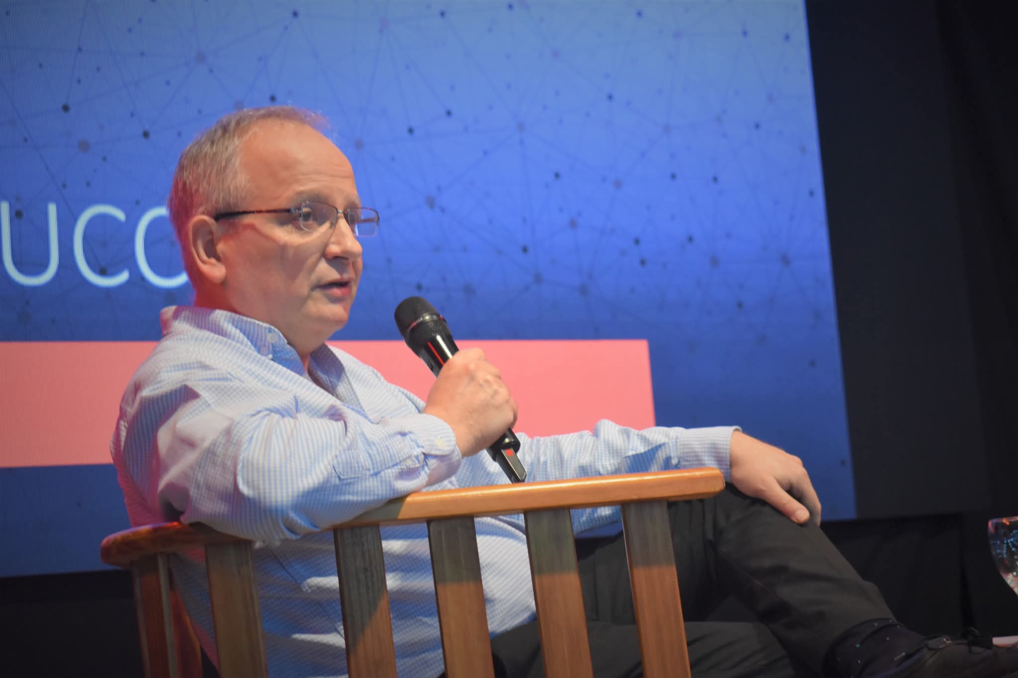 ANTONIO GIULIANI: “NO SE PUEDE ENTRAR A UN QUIRÓFANO CON UNA MOTOSIERRA EN LUGAR DE UN BISTURÍ”