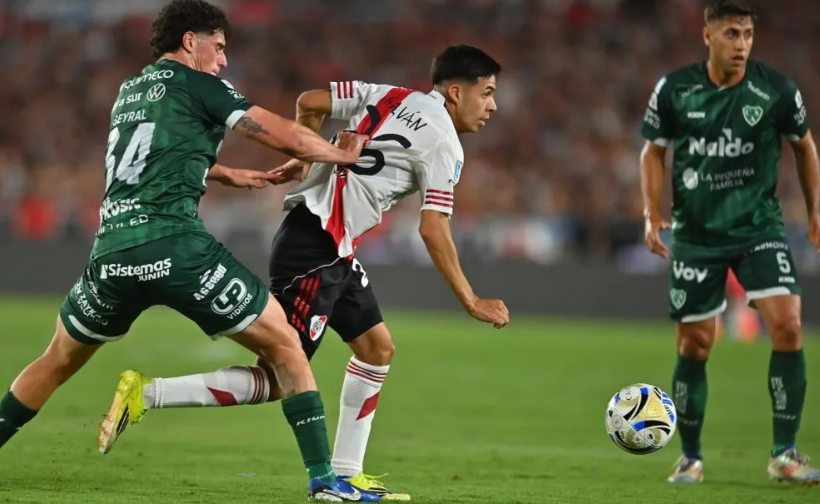 El River del Chacho Coudet dominó de punta a punta a Sarmiento y le ganó 2-0 en el Monumental