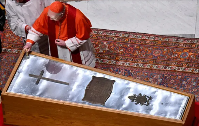 Sellaron el féretro del papa Francisco luego de que más de 250 mil personas lo despidieran