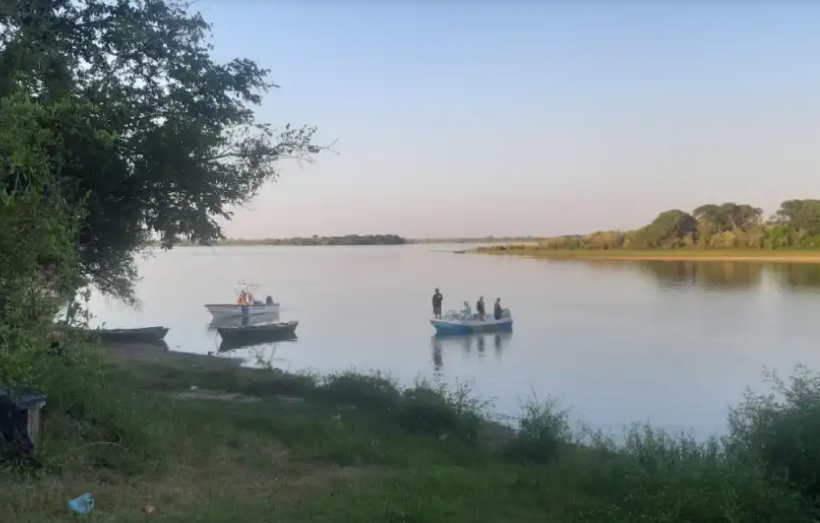 TRAGEDIA EN ITATÍ: UN JOVEN MURIÓ AHOGADO EN EL RÍO PARANÁ Y UN POLICÍA RESCATÓ A UNA NIÑA