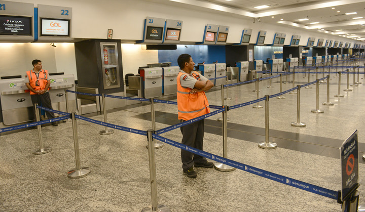 Comenzó el paro aeronáutico por 24 horas: casi 40.000 pasajeros afectados de 319 vuelos a 270 vuelos y más de 28 mil usuarios