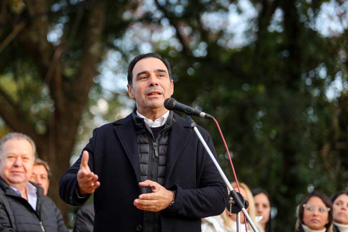 Gustavo Valdés anunció aumento del 10% en sueldos y plus para empleados estatales