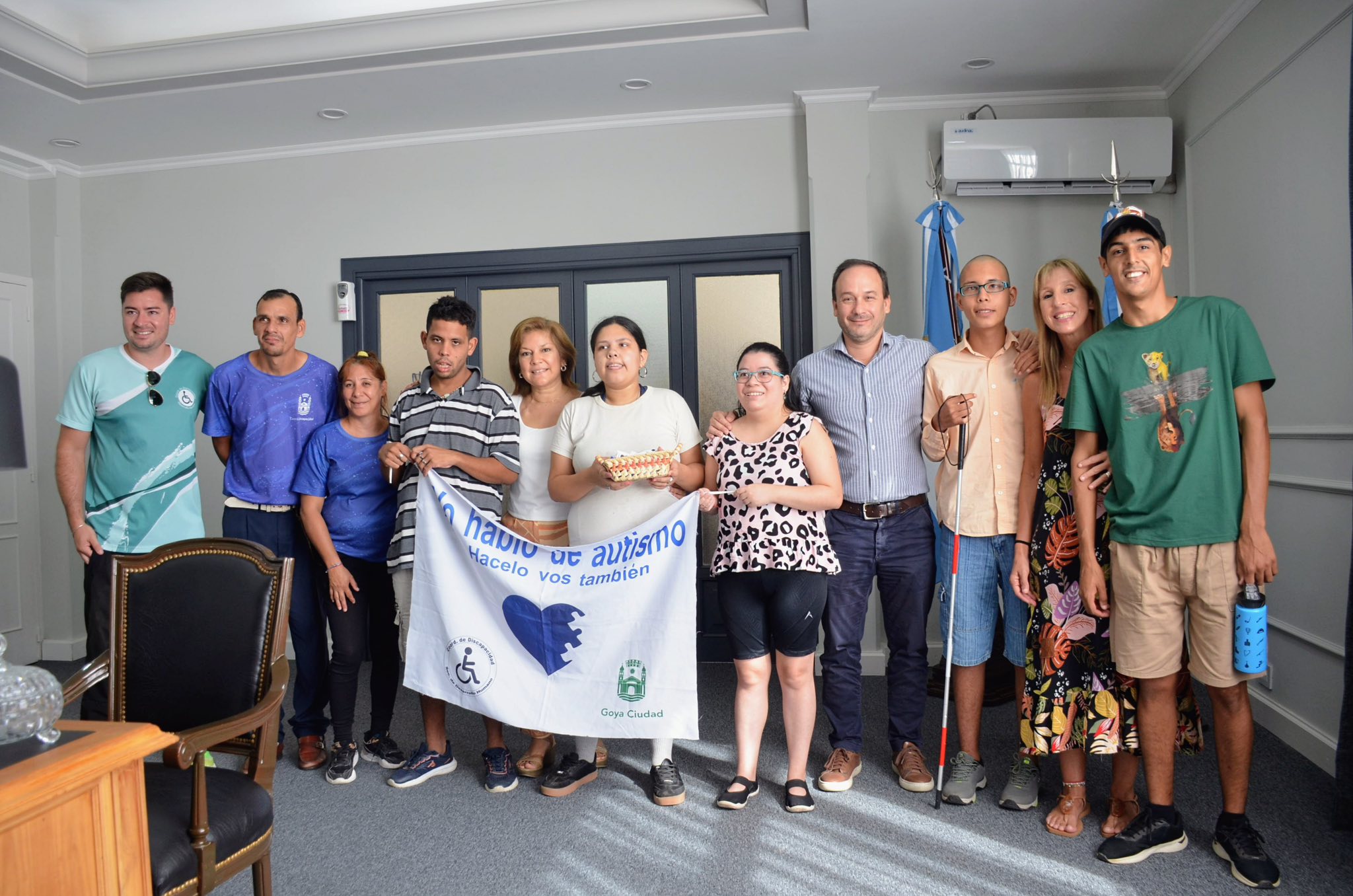 EL INTENDENTE RECIBIÓ Y COMPARTIÓ CHARLAS CON LAS PERSONAS QUE ASISTEN A LA COORDINACIÓN DE DISCAPACIDAD