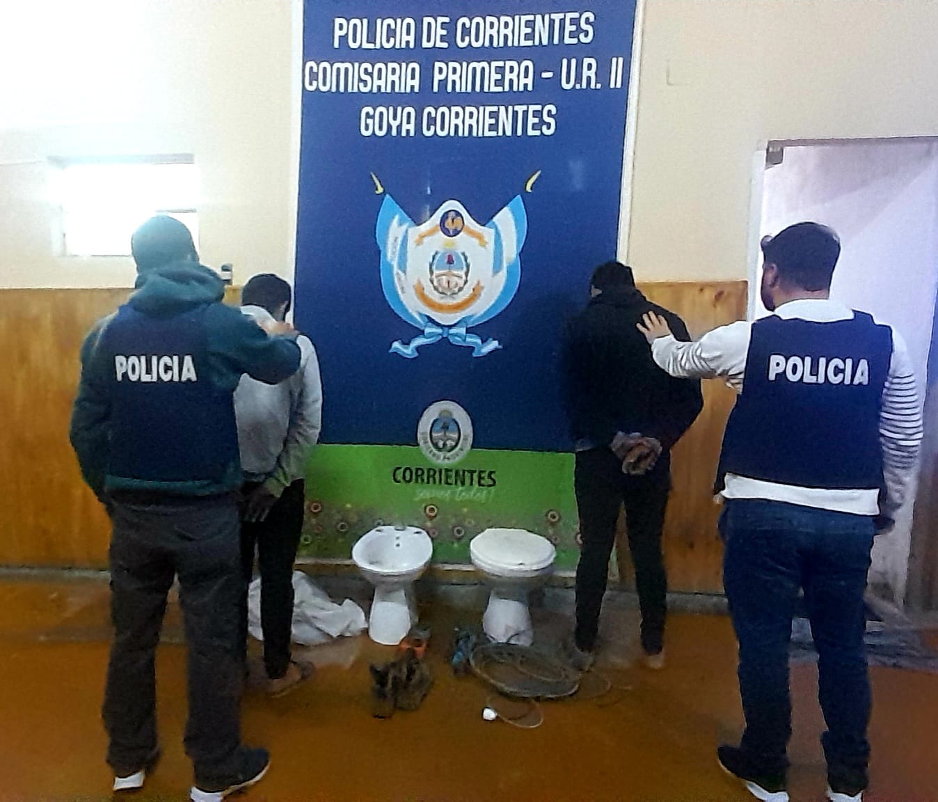 COMISARÍA 1RA GOYA: POLICIA RECUPERO ELEMENTOS ROBADOS DE UNA OBRA Y DETUVO A LOS AUTORES