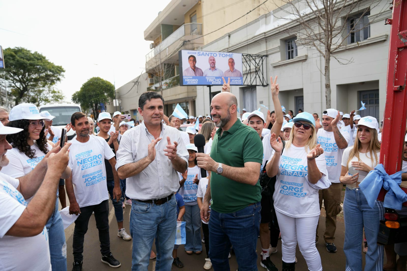 UNA MULTITUD ACOMPAÑÓ A TINCHO EN SANTO TOMÉ: "CADA VEZ MÁS GENTE SE SUMA AL CAMBIO"