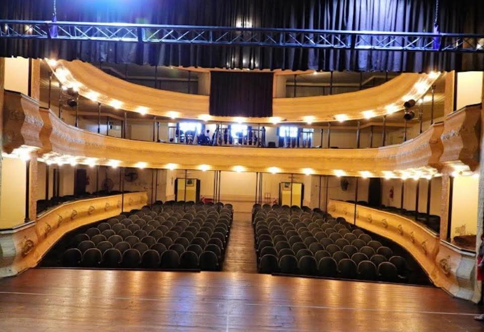 Un abrazo al Teatro Municipal: artistas se movilizaran por su recuperación
