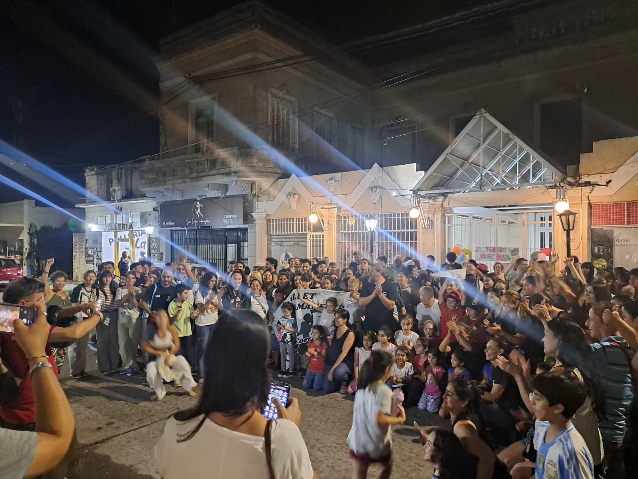 EL TEATRO SOLARI NO SE TOCA: ARTISTAS SE MOVILIZARON PARA PRESERVAR EL TEATRO MÁS ANTIGUO DEL PAÍS