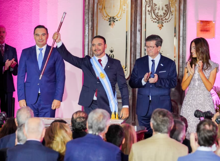 AL RECIBIR LOS ATRIBUTOS DE MANDO, JUAN PABLO VALDÉS RATIFICÓ EL PLAN CORRIENTES 2030