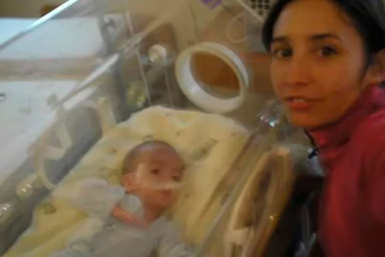 Adoptó un bebé que estaba en terapia intensiva para que tuviera una mamá en el último segundo y sucedió un milagro
