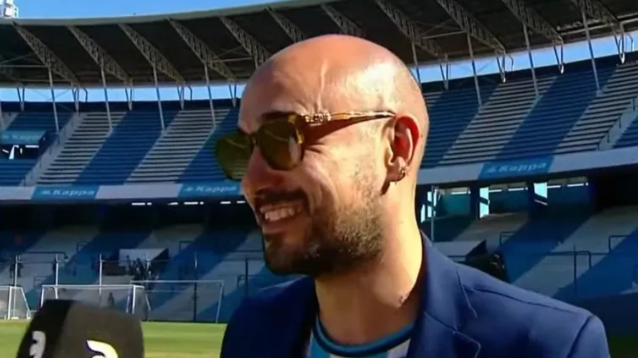 Abel Pintos cantó el himno en la previa de la final de Racing de la Copa Sudamericana
