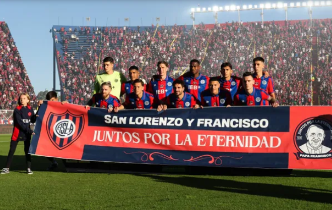 San Lorenzo rindió homenaje al papa Francisco, en plena crisis institucional
