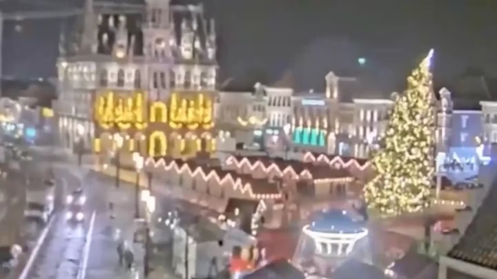 Un árbol de Navidad se derrumbó en una plaza de Bélgica, mató a una mujer y dejó varios heridos