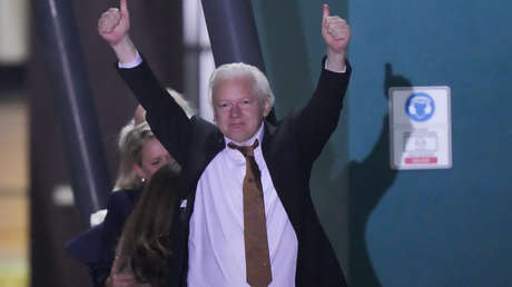 JULIAN ASSANGE LLEGA A AUSTRALIA