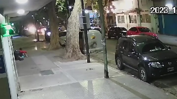 Volvía de festejar su cumpleaños y su novio la atropelló después de una discusión: está en coma
