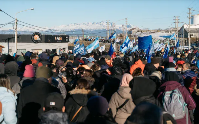 Masiva marcha en Tierra del Fuego en rechazo a la quita de aranceles