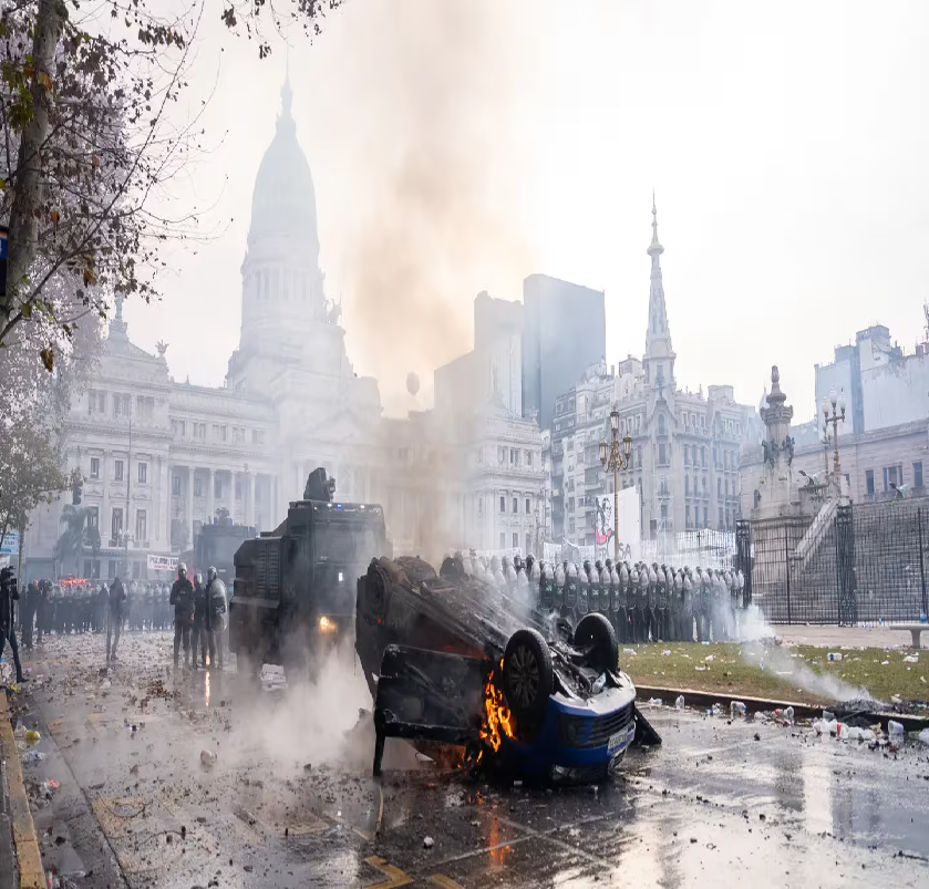 Piqueteros prendieron fuego el auto de Cadena 3 durante los incidentes en el Congreso.