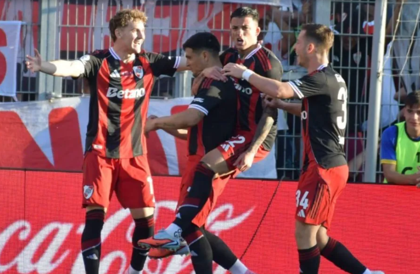 Con gol de Maxi Salas, River eliminó a Racing en un partido muy picante