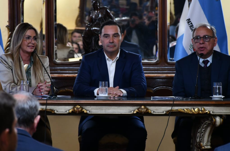 LA PROVINCIA ENTREGÓ MICROCRÉDITOS A EMPRENDEDORES Y ANUNCIÓ MEDIDAS PARA FOMENTAR EL CONSUMO Y ALIVIAR CARGAS FINANCIERAS