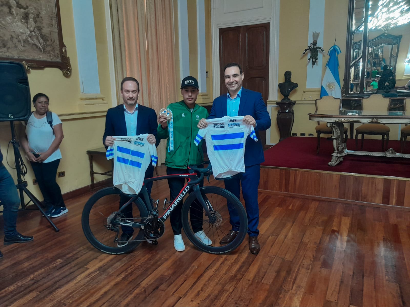 INTENDENTE Y GOBERNADOR ENTREGARON BICICLETA A NICO ALMADA