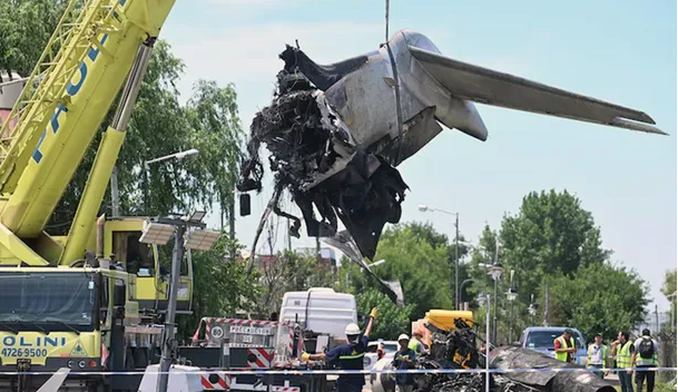 Sacaron del lugar del impacto los restos del avión siniestrado en San Fernando