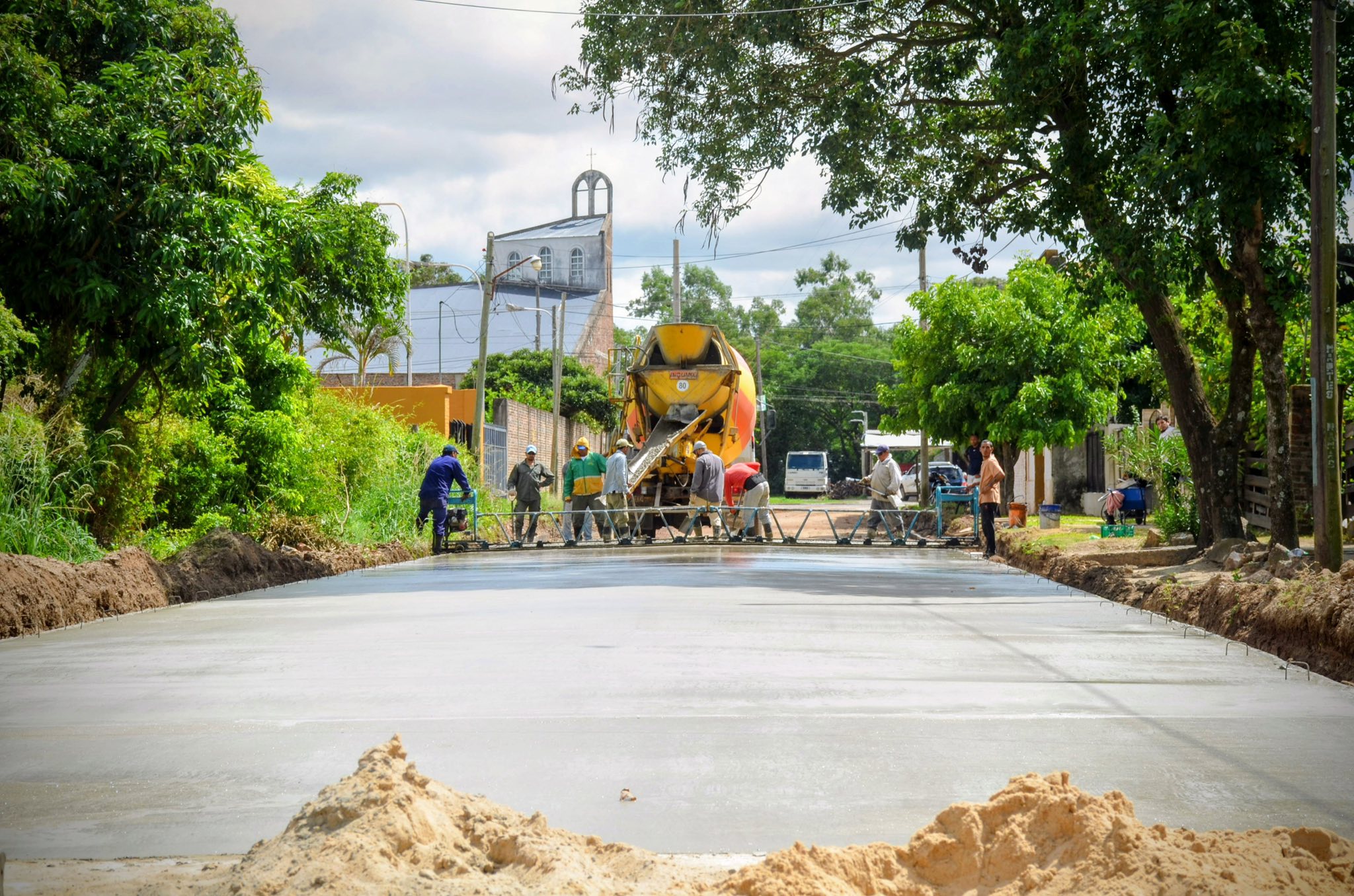 AVANZA LA PAVIMENTACIÓN DE LA ÚLTIMA CUADRA EN CALLE BRASIL