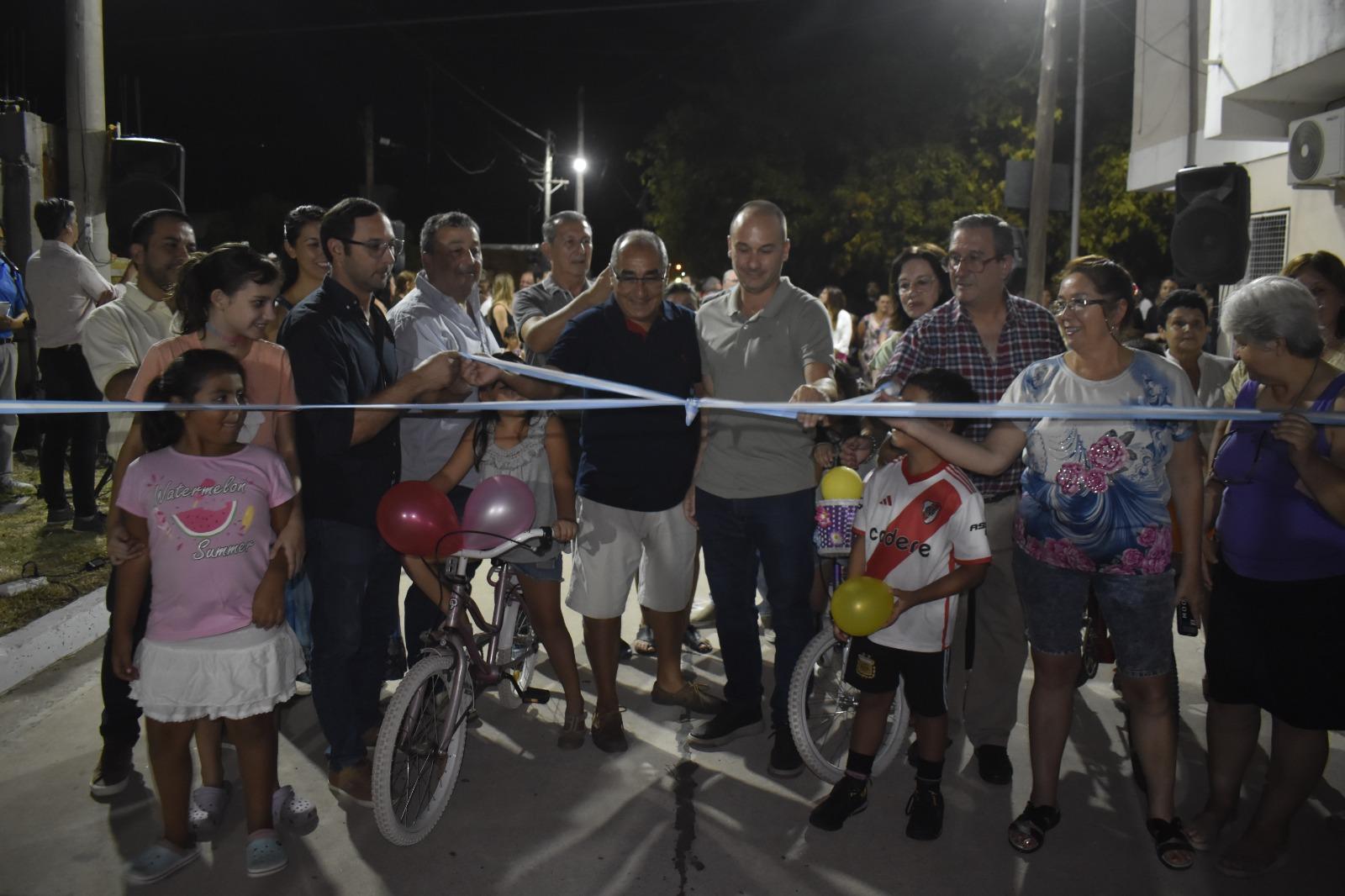 BARRIO SARGENTO CABRAL: EL INTENDENTE MARIANO HORMAECHEA JUNTO A VECINOS INAUGURAN NUEVA CUADRA DE PAVIMENTO EN HORMIGÓN ARMADO