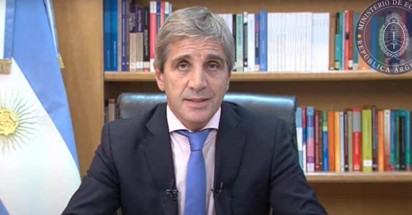 Luis Caputo advirtió que cerrarán las sucursales del Banco Nación que cobren tasas injustificadas