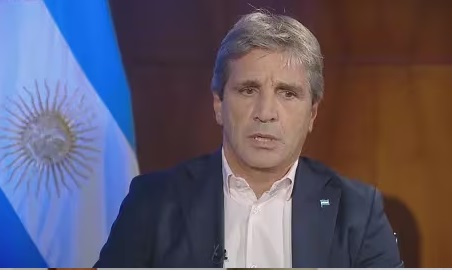 Luis Caputo adelantó que el bono para los jubilados en marzo sería de $70.000