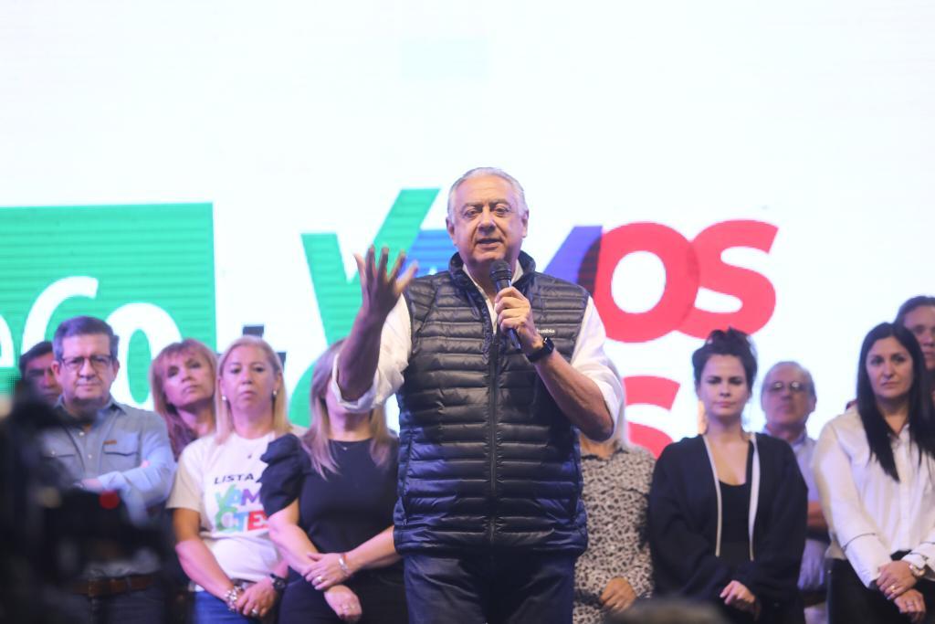 Con  “Perucho” Cassani: Vecinos de Apipé pidieron solución al problema de jurisdicción del agua 