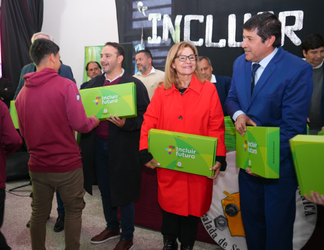 EL GOBIERNO PROVINCIAL ENTREGÓ NOTEBOKS A 350 ALUMNOS DE SAN ROQUE