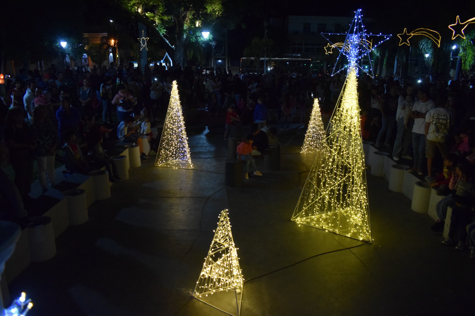 CEREMONIA DE ENCENDIDO DEL ÁRBOL DE NAVIDAD Y PRESENTACIÓN DE MOTIVOS NAVIDEÑOS EN PLAZA MITRE