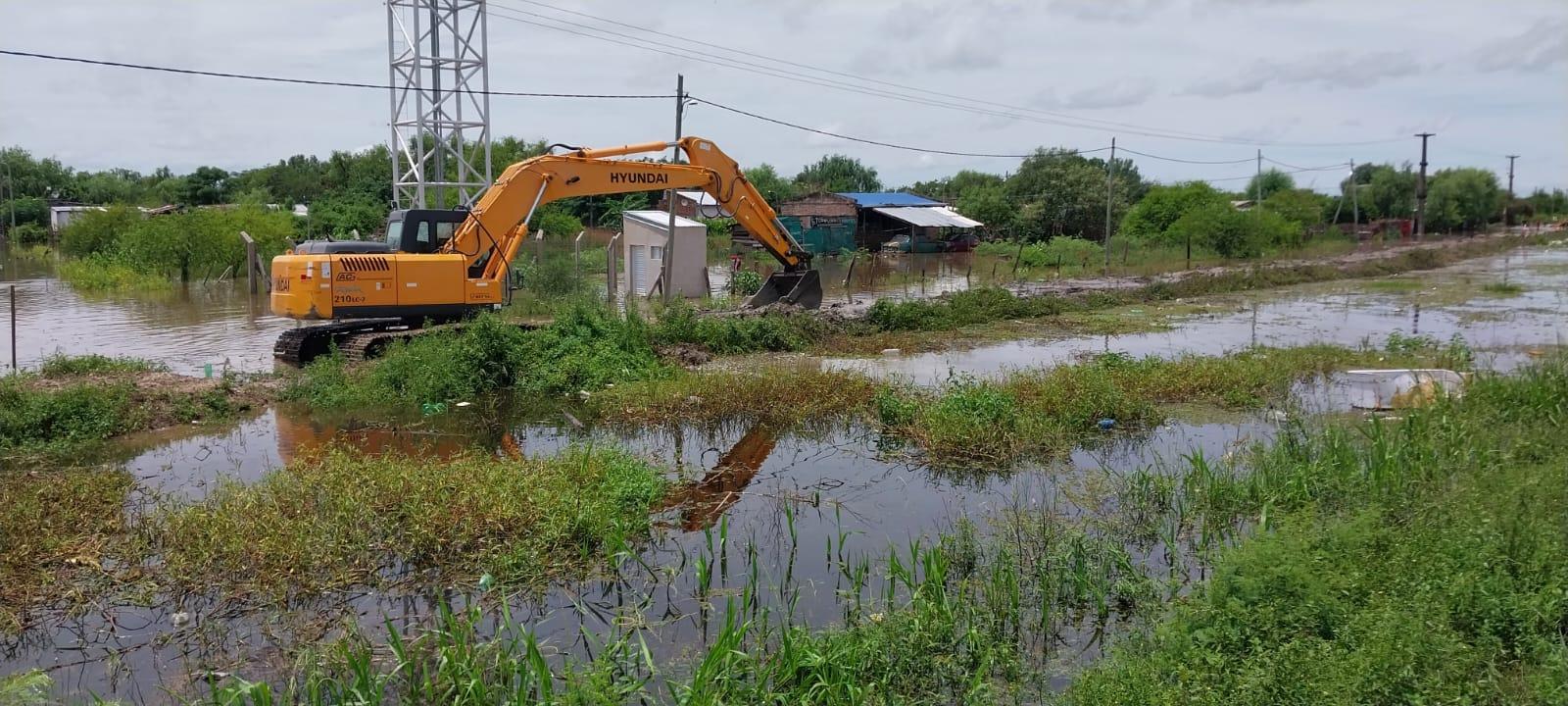 EXCAVADORA Y BOMBA ELÉCTRICA TRABAJAN EN LA RECUPERACIÓN DE ZONAS AFECTADAS EN “EL CHACAL”