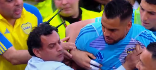 Escándalo en la Bombonera: Chiquito Romero se peleó con un hincha tras la derrota de Boca contra River