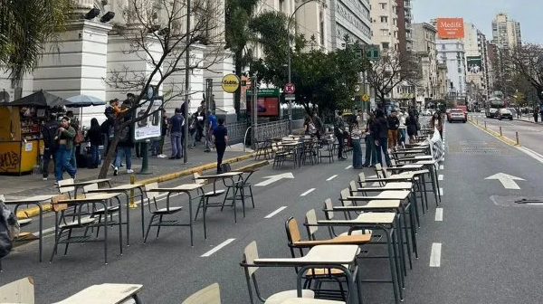 Estudiantes resisten el ajuste en las universidades públicas con clases abiertas en las calles