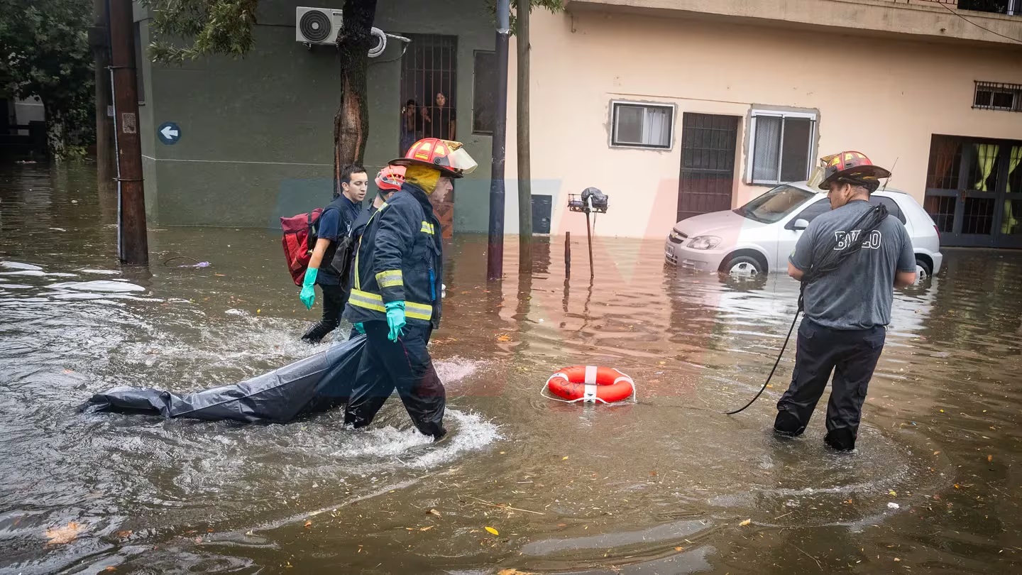 Horror en Valentín Alsina: apareció un cuerpo flotando en la calle en medio del temporal