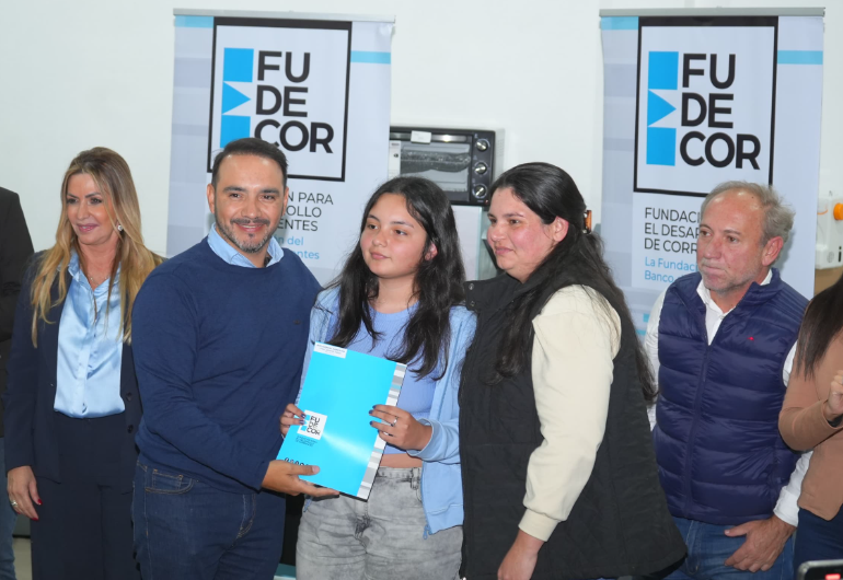 EL GOBIERNO PROVINCIAL ENTREGÓ EN LA CRUZ MICROCRÉDITOS Y BIENES DE CAPITAL A EMPRENDEDORES