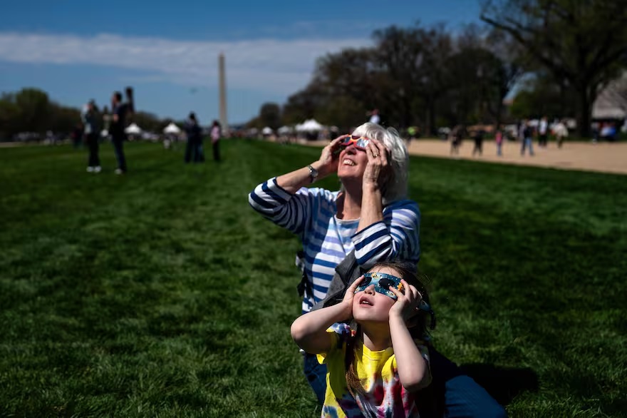 Fascinante: el eclipse total de Sol, imán de millones de ojos en Norteamérica