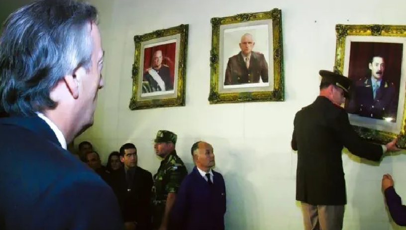 Se cumplen 22 años del día que Néstor Kirchner bajó el cuadro de Videla y Bignone en el Colegio Militar