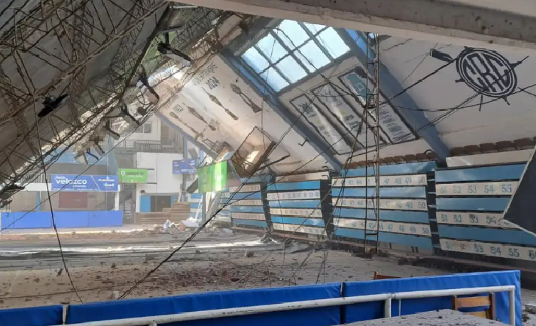¡IMPACTANTE! SE DERRUMBÓ EL TECHO DEL CLUB DE REGATAS CORRIENTES