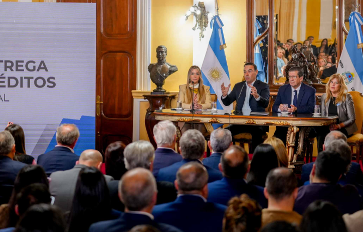 CON LA ENTREGA DE MICROCRÉDITOS, VALDÉS REAFIRMÓ SU APOYO A LOS EMPRENDEDORES