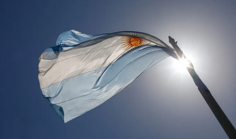 Mitos y verdades: cómo fue el origen de la bandera argentina que izó Belgrano por primera vez