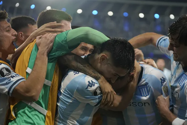 Racing goleó a Colo Colo y se metió en los octavos de final de la Copa Libertadores