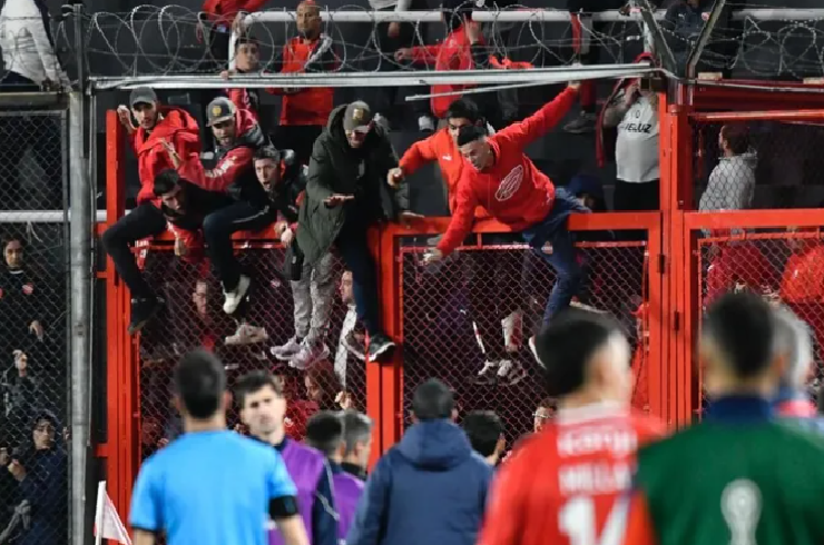 Graves incidentes entre hinchas de Independiente y U. de Chile: piedras, butacas incendiadas y brutales agresiones