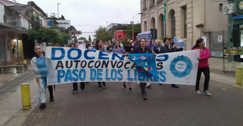 Paso de los Libres: Docentes autoconvocados marcharon frente a la casa de la ministra de Educación
